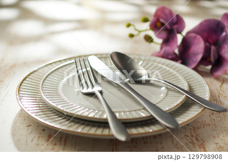 テーブルセッティング(イメージ) 129798908