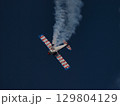青空でアクロバット飛行する航空機 129804129