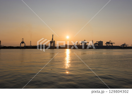 海沿いの工場と夕日（大分県大分市） 129804302