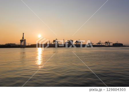 海沿いの工場と夕日（大分県大分市） 129804303