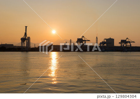 海沿いの工場と夕日（大分県大分市） 129804304
