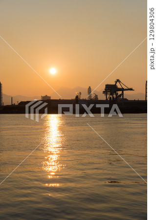 海沿いの工場と夕日（大分県大分市） 129804306