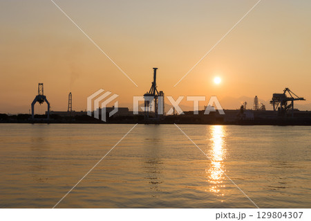 海沿いの工場と夕日（大分県大分市） 129804307