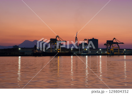 海沿いの工場と夕焼け（大分県大分市） 129804352