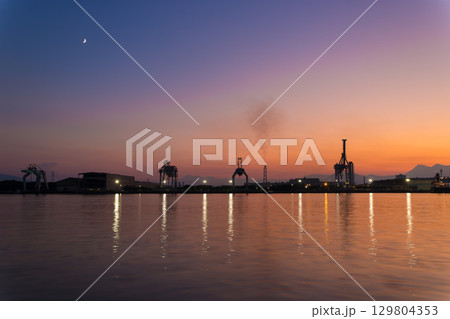 海沿いの工場と夕焼け（大分県大分市） 129804353