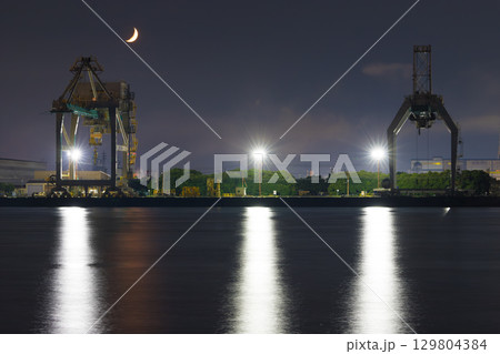 海沿いの夜の工場と花火(大分県大分市) 海沿いの夜の工場と花火(大分県大分市) 129804384