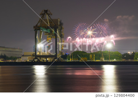 海沿いの夜の工場と花火(大分県大分市) 海沿いの夜の工場と花火(大分県大分市) 129804400