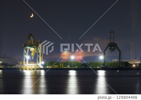 海沿いの夜の工場と花火（大分県大分市） 129804406