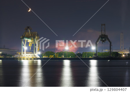 海沿いの夜の工場と花火（大分県大分市） 129804407