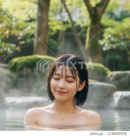 のんびり露天風呂に入る若い女性 129804408