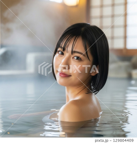 のんびり露天風呂に入る若い女性 のんびり露天風呂に入る若い女性 129804409