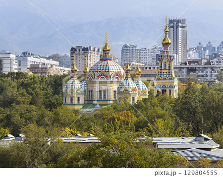 カザフスタン、緑豊かなアルマトイに佇むゼンコフ教会 Zenkov Cathedral, Almaty 129804555