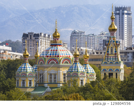 カザフスタン、緑豊かなアルマトイに佇むゼンコフ教会 Zenkov Cathedral, Almaty 129804556