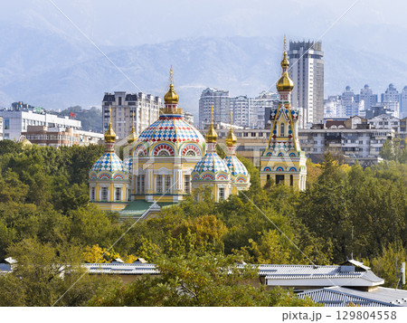 カザフスタン、緑豊かなアルマトイに佇むゼンコフ教会 Zenkov Cathedral, Almaty カザフスタン、緑豊かなアルマトイに佇むゼンコフ教会 Zenkov Cathedral, Almaty 129804558