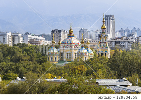 カザフスタン、緑豊かなアルマトイに佇むゼンコフ教会 Zenkov Cathedral, Almaty カザフスタン、緑豊かなアルマトイに佇むゼンコフ教会 Zenkov Cathedral, Almaty 129804559