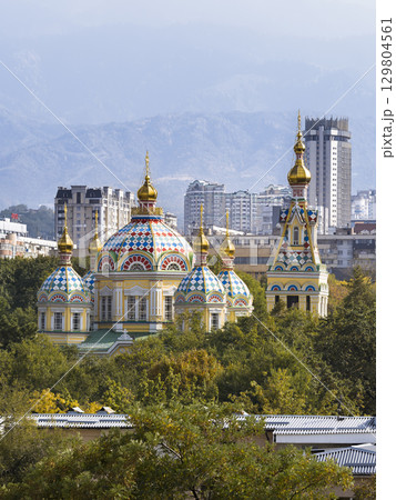 カザフスタン、緑豊かなアルマトイに佇むゼンコフ教会 Zenkov Cathedral, Almaty 129804561