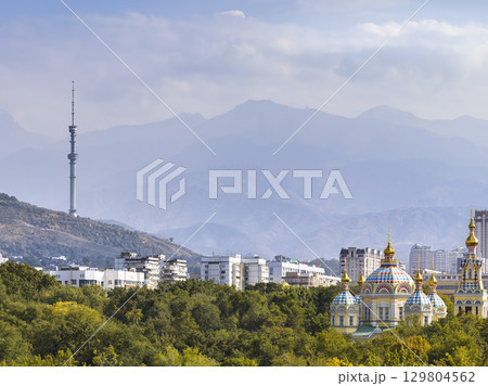 ゼンコフ教会とアルマアタタワー、天山山脈を望むアルマトイの景観 Almaty, Kazakhstan 129804562