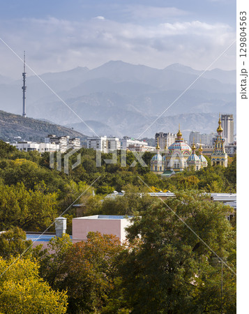 ゼンコフ教会とアルマアタタワー、天山山脈を望むアルマトイの景観 Almaty, Kazakhstan 129804563