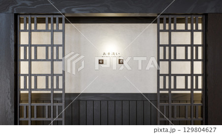 お手洗いと日本語の案内表示があるトイレの入り口のイメージ 129804627
