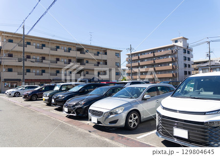 町中にある月極駐車場 129804645