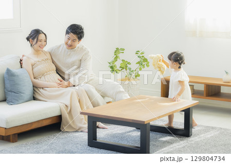 リビングのファミリー　 129804734
