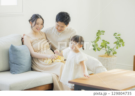 リビングのファミリー　 129804735