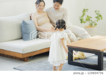 リビングのファミリー　 129804736