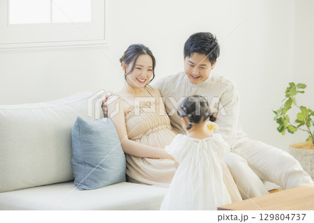 リビングのファミリー　 129804737