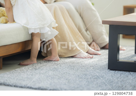 リビングのファミリー　 129804738