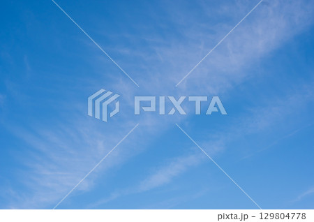 青空に浮かぶすじ雲《空素材・背景素材》 129804778