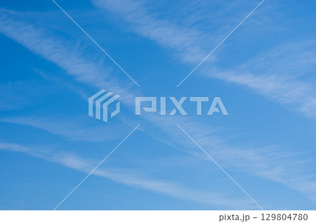 青空に浮かぶすじ雲《空素材・背景素材》 129804780