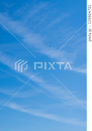 青空に浮かぶすじ雲《空素材・背景素材》 青空に浮かぶすじ雲《空素材・背景素材》 129804781