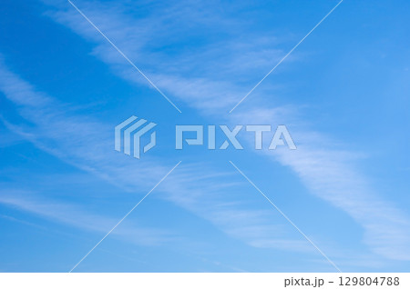 青空に浮かぶすじ雲《空素材・背景素材》 青空に浮かぶすじ雲《空素材・背景素材》 129804788
