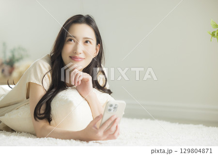 スマホを操作する若い女性 129804871