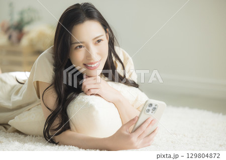 スマホを操作する若い女性 スマホを操作する若い女性 129804872