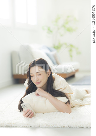 スマホを操作する若い女性 スマホを操作する若い女性 129804876