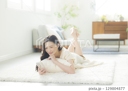 スマホを操作する若い女性 スマホを操作する若い女性 129804877