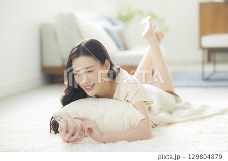 スマホを操作する若い女性 129804879