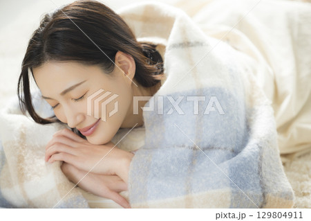 ブランケットにくるまる女性 ブランケットにくるまる女性 129804911