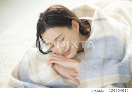 ブランケットにくるまる女性 ブランケットにくるまる女性 129804912