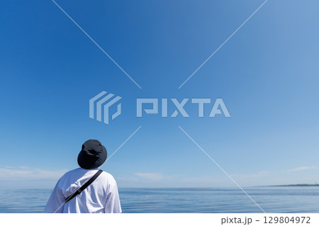 海を眺める女性 129804972
