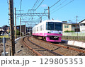 カーブを颯爽と走る京成松戸線 129805353