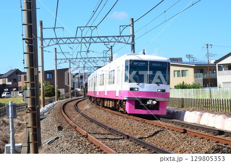 カーブを颯爽と走る京成松戸線 129805353