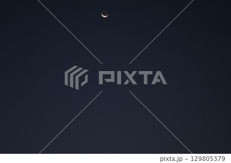 接近する月と金星と木星 129805379