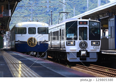 【JR西日本】キロ47形「etSETOra」と213系「ラ･マル しまなみ」（山陽線・呉線：三原駅） 129805380