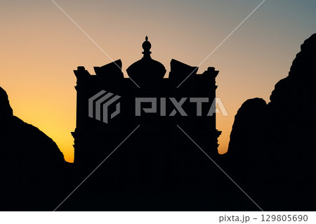 夕暮れに浮かぶペトラ遺跡の宝物殿シルエット 129805690