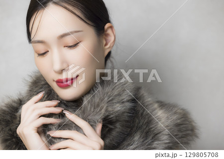 ファーを纏う女性　 129805708