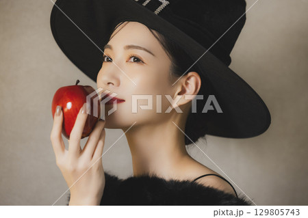 ハロウィンの仮装をした女性 129805743