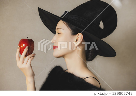 ハロウィンの仮装をした女性 ハロウィンの仮装をした女性 129805745