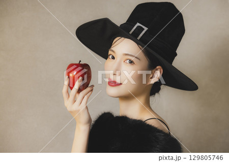 ハロウィンの仮装をした女性 ハロウィンの仮装をした女性 129805746